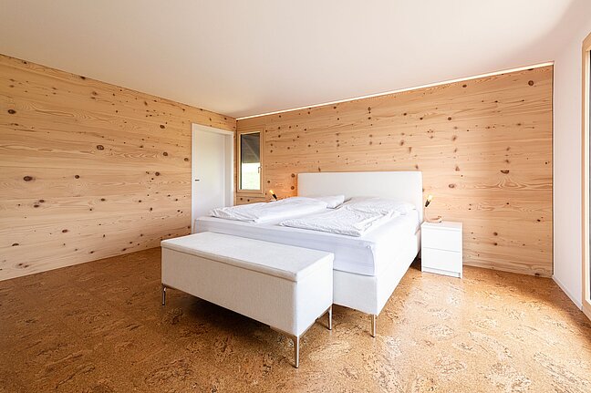 Eingebautes Weisstannen Täfer im Schlafzimmer.