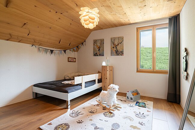 Emmentaler Weisstannen Täfer im Kinderzimmer.