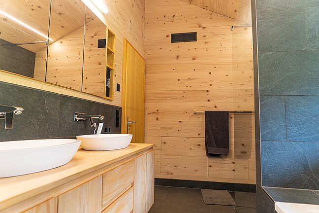Badezimmer mit Weisstannen-Täfer