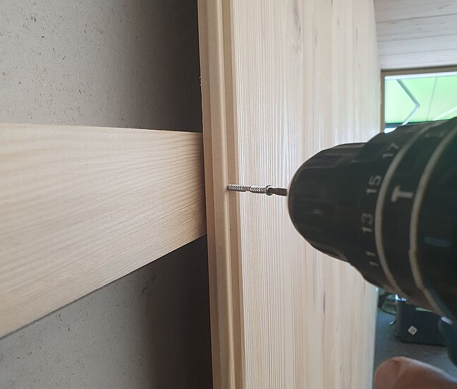 Schraube wird in den Kamm des Täfers verschraubt