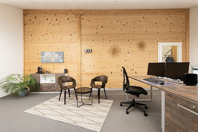 Emmentaler Weisstannen Täfer Wand im Büro.