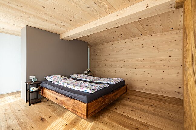 Emmentaler Weisstannen Täfer im Schlafzimmer.