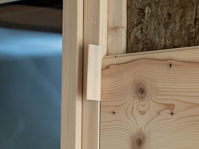 Schattenfuge mit Distanz-Holz