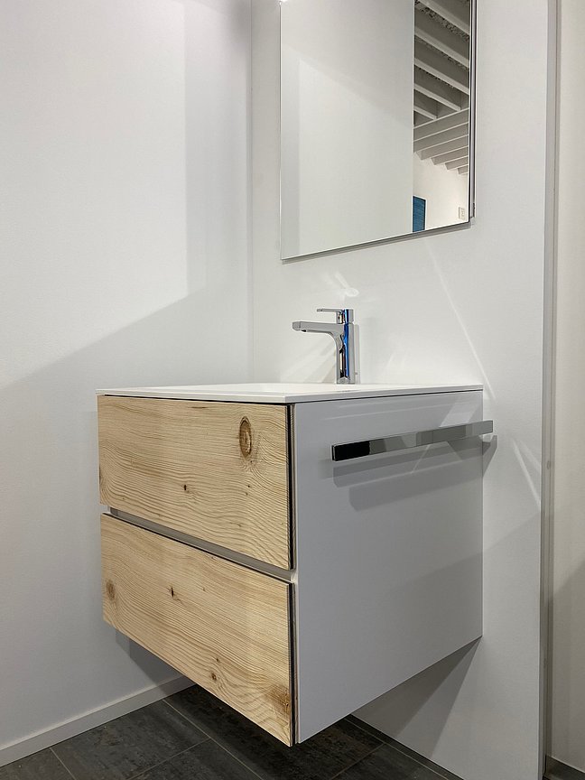 Möbel im Badezimmer mit Holzfronten