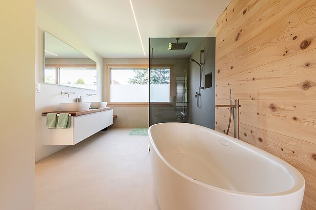 Emmentaler Weisstannen Täfer Wand im Badezimmer.