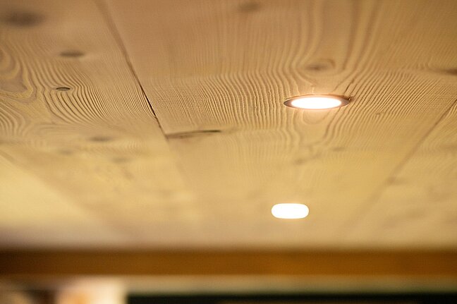 Eingebaute Licht Spots in der Decke der Emmentaler Weisstannen Täfer.