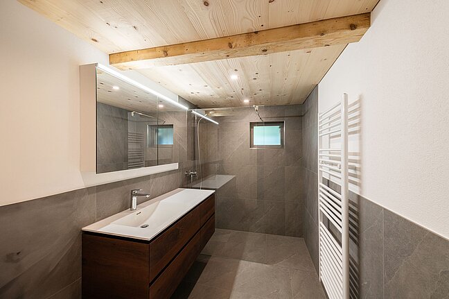 Emmentaler Weisstannen Täfer Decke im Badezimmer.